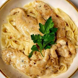 Fettuccine Alfredo é Pollo