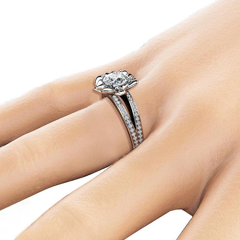 New copper micro inlaid zircon ring for couples with creative flower design, a diamond ring. Jewelry factory direct.