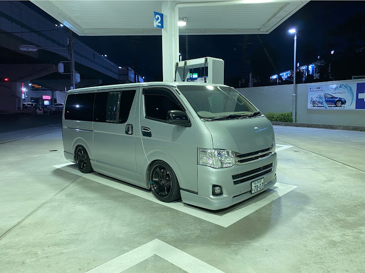 ハイエースバンのキリッ顔・車高調整に関するカスタム事例の投稿画像1枚目