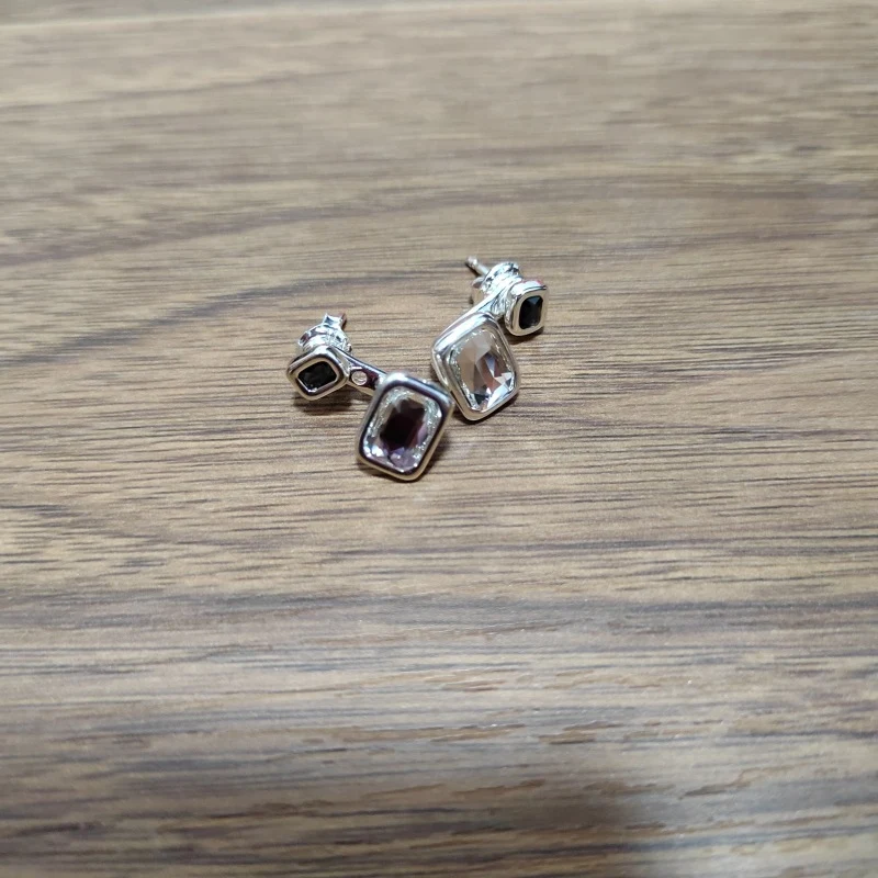 Boucles d'oreilles clous design asymétrique spéciales avec cristaux de couleur, haut de gamme, pour un style unique.