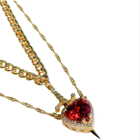 Pingente Estiloso Daga do Amor de Cristal Vermelho - Novo Estilo. Expresse seu amor com este acessório único e sofisticado, perfeito para você.