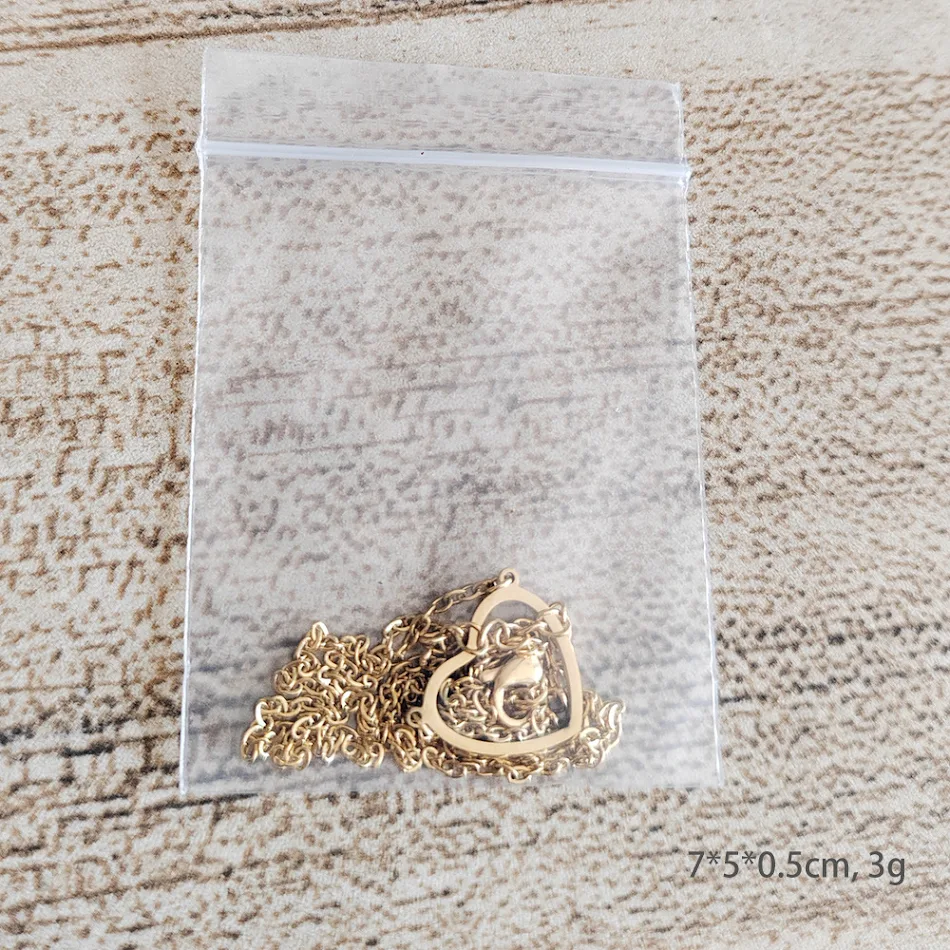 Colar Feminino de Coração Vazado com Design de Amor, Joia Romântica e Elegante, Presente Ideal para Ela.