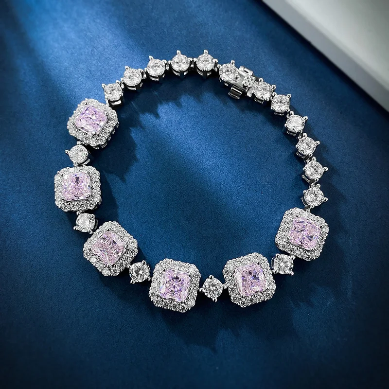 Fashion armband met High Carbon diamanten. Prachtig design en perfect voor dagelijks gebruik, voegt schittering en elegantie toe aan elke outfit.