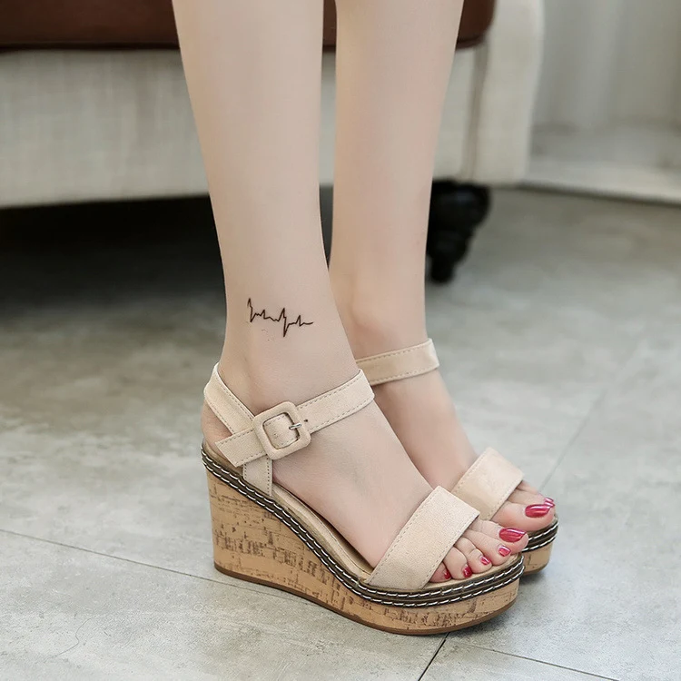 Sandales compensées coréennes pour femmes avec boucle et talon en daim, plateforme unie, bout ouvert, chaussures parfaites pour un style chic et tendance.