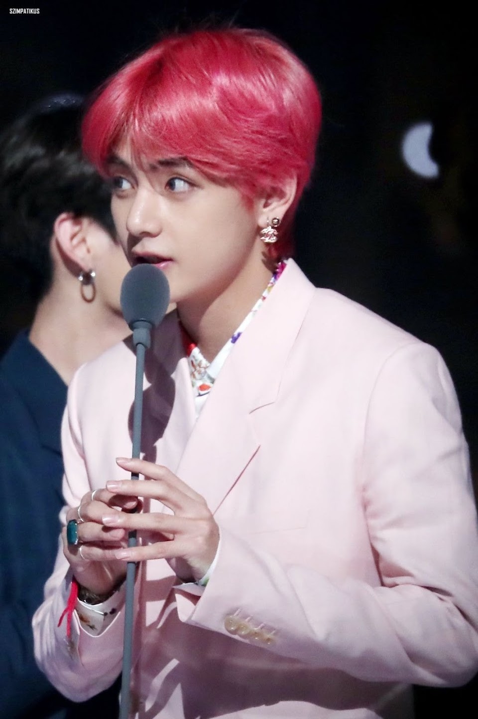 16 Pictures Of BTS's V's Gorgeous Fingers That Will Surely Cast A Spell