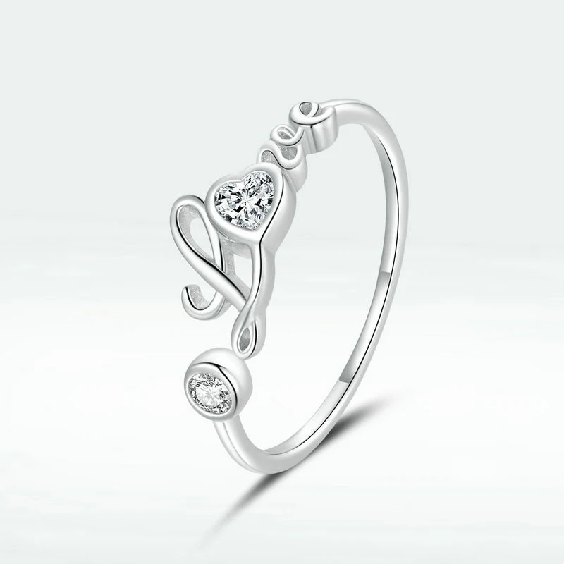 Witgoud vergulde hartvormige zirkonia English ring. Schitterende elegantie voor elke gelegenheid. Bestel vandaag nog!