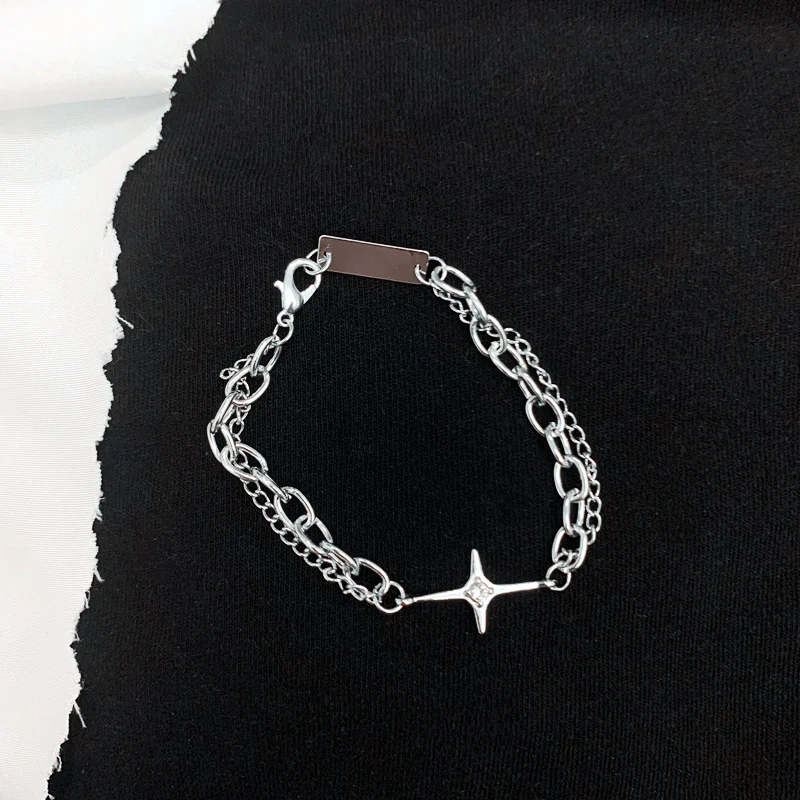 Trendy retro armband van titanium staal met speciaal design. Een uniek accessoire voor een stijlvolle en opvallende look, ideaal voor speciale gelegenheden.