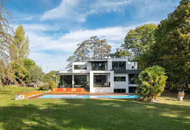 Maison avec piscine et jardin 10