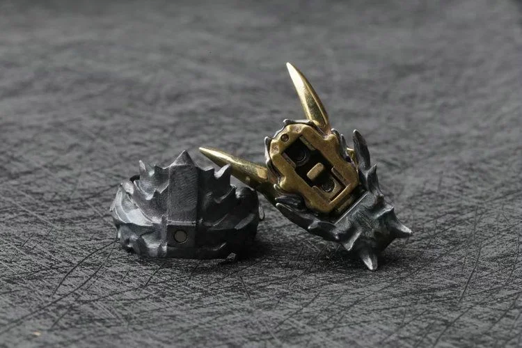 Anillo de hombre con gárgolas vintage y desgastadas, diseño único, retro, estilo motero, accesorio de moda audaz.