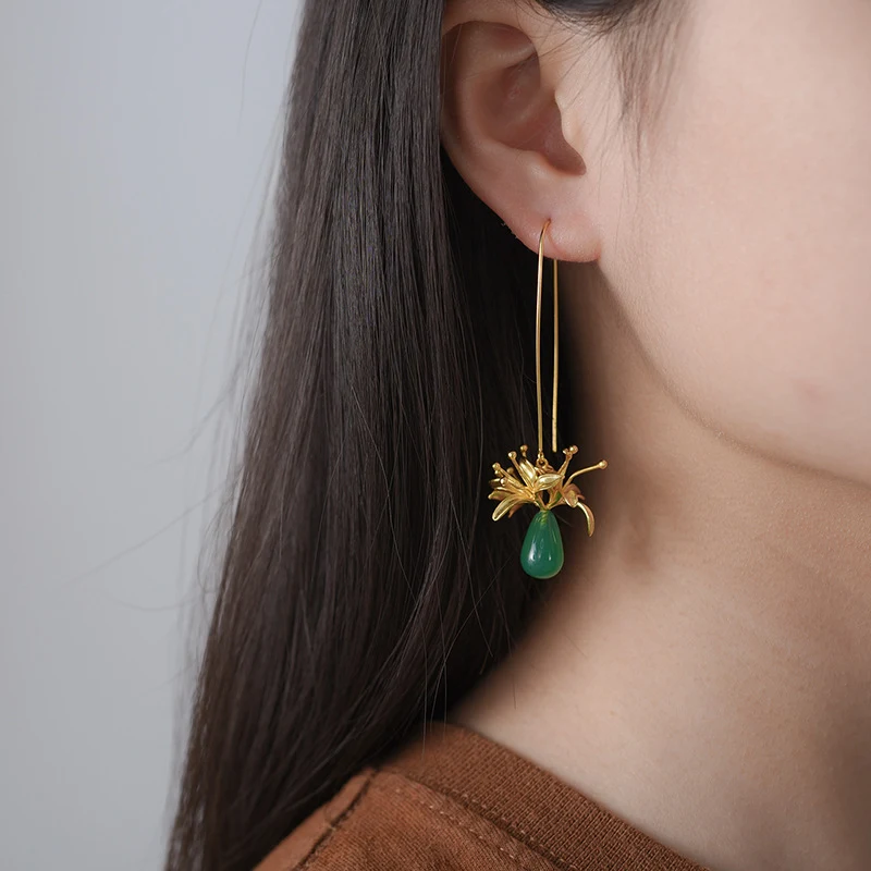 Brincos de gota Bianhua em prata esterlina S925 com calcedônia verde semi-furada. Um toque de cor e elegância para você.