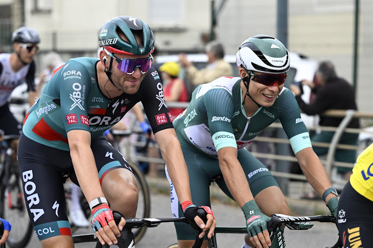 🎥 Tadej Pogacar animeert de slotetappe, Jordi Meeus klopt Jasper Philipsen op de Champs-Élysées in machtige sprint