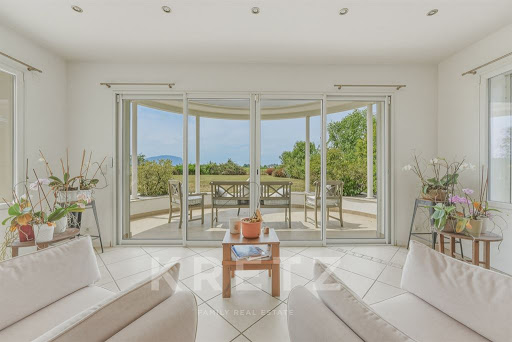 Villa with pool and terrace 4