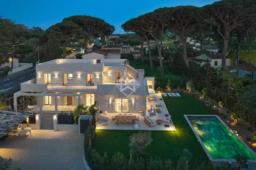 Seaside villa with pool and terrace 1