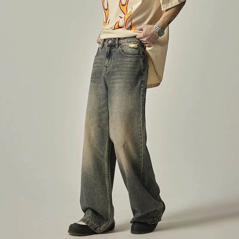Gerade geschnittene, locker sitzende Hose mit weitem Bein für stilvollen Komfort. Vielseitig einsetzbar, perfekt für einen lässigen Look.
