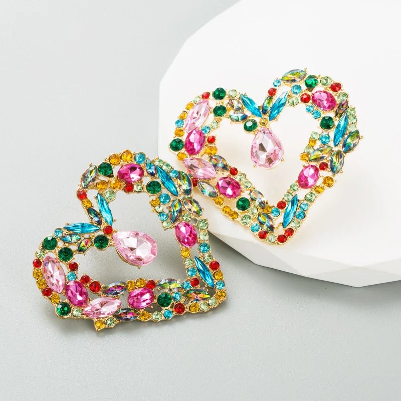 Boucles d'oreilles cœur créatives style Ins, alliage plaqué, strass colorés, boucles d'oreilles personnalité fabuleuses et tendance.