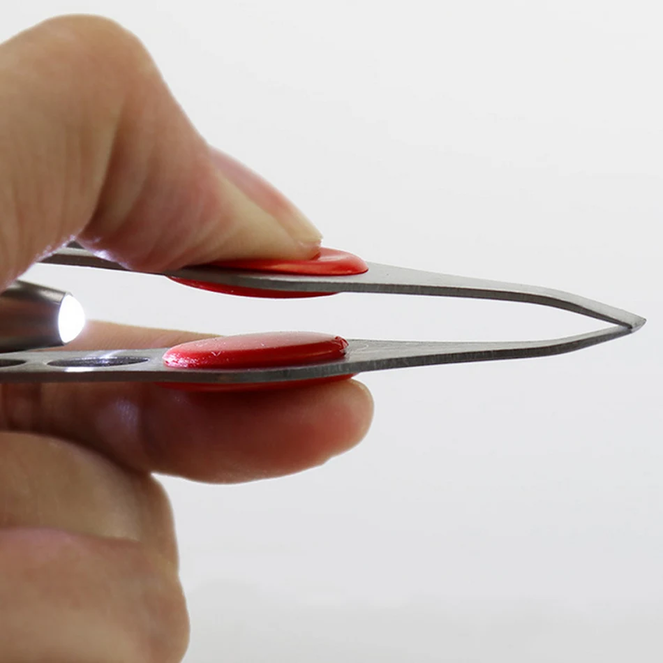 Clip LED pour sourcils avec lumière précise. Épilation et mise en forme faciles des sourcils grâce à l'éclairage LED intégré pour des résultats parfaits.