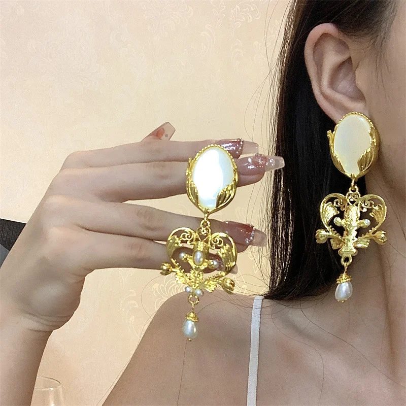 Damen Ohrringe Court Vintage Gravur Metall Strass Perlen, stilvoller Look, ideal für besondere Anlässe, hochwertig.
