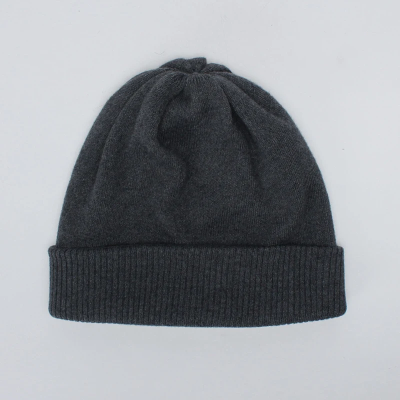 Kinderen dubbele laag verdikte wollen gebreide muts. Warme en comfortabele wintermuts, perfect voor bescherming tegen de kou.