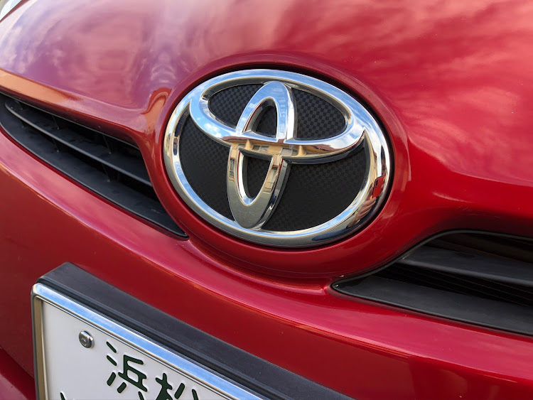 プリウスのハセプロマジカルカーボン・マジカルカーボンエンブレム・違和感・黒の方がよかった💦・ボディ同色化に関するカスタム事例の投稿画像5枚目