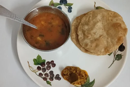 6 Poori With Aloo Ki Sabji