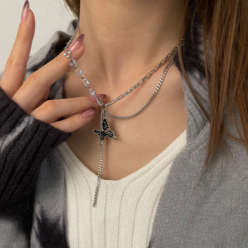 Collier papillon noir design spécial pour filles branchées. Un accessoire tendance pour un look irrésistible et affirmer votre style unique.