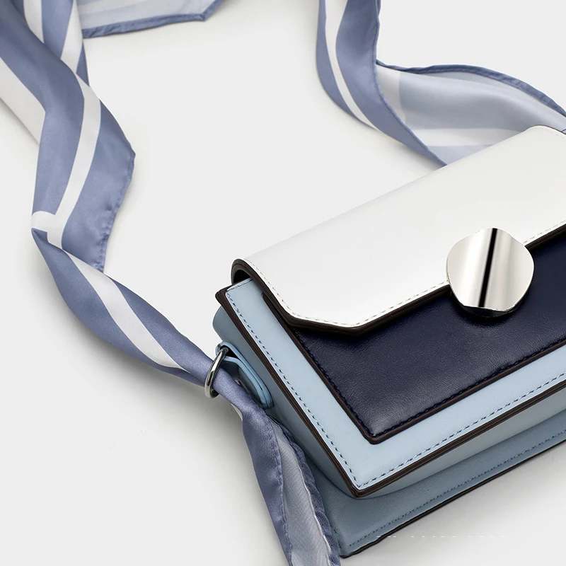 Bolsa Feminina de Verão Ombro Único Quadrada Pequena. Acessório estiloso e prático para o verão, ideal para carregar seus itens essenciais com elegância.