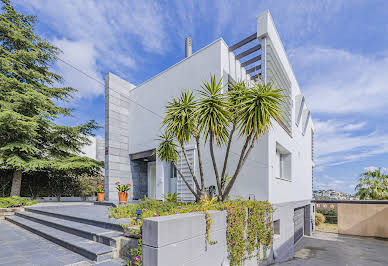 House with garden and terrace 2