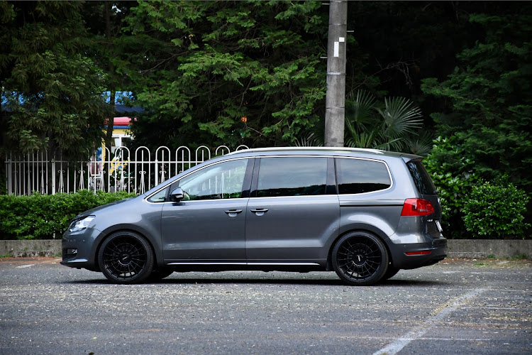シャランのrotiform・20inch・LAS-R・ゴールデンウィーク・車高調に関するカスタム事例の投稿画像2枚目