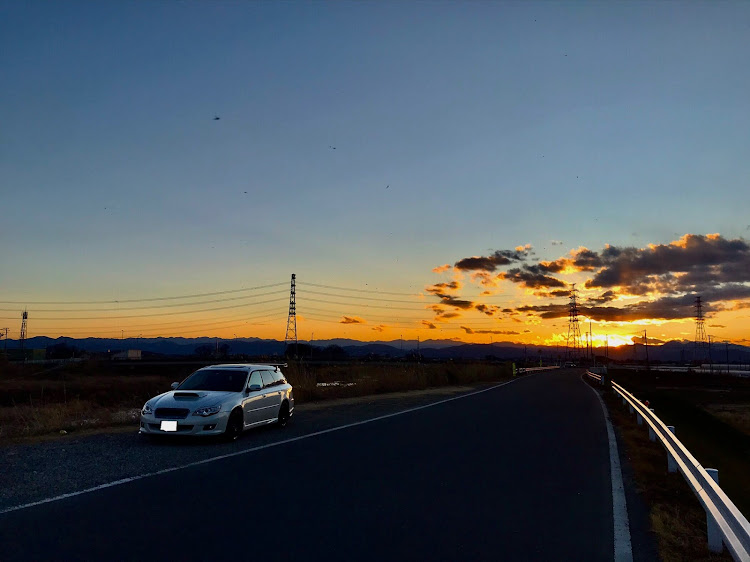 レガシィツーリングワゴンのいつもイイネ&コメントありがとうございます🙇‍♂️・大雪警報発令中・夕焼けにゃんにゃん🐈‍⬛・お月様🌝・ドライブに関するカスタム事例の投稿画像7枚目