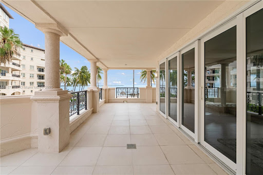 Appartement avec terrasse et piscine 4