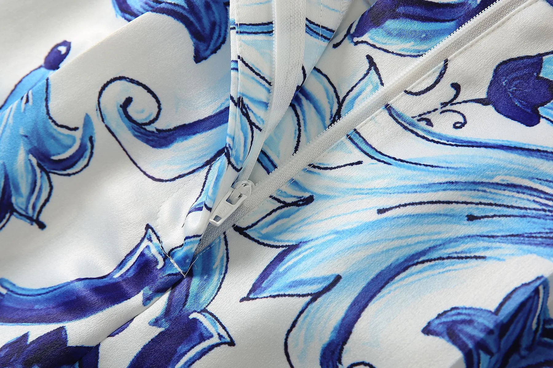 Chaps casuais femininos com acabamento acetinado, posicionamento ideal para um visual moderno e elegante, conforto e estilo no dia a dia.