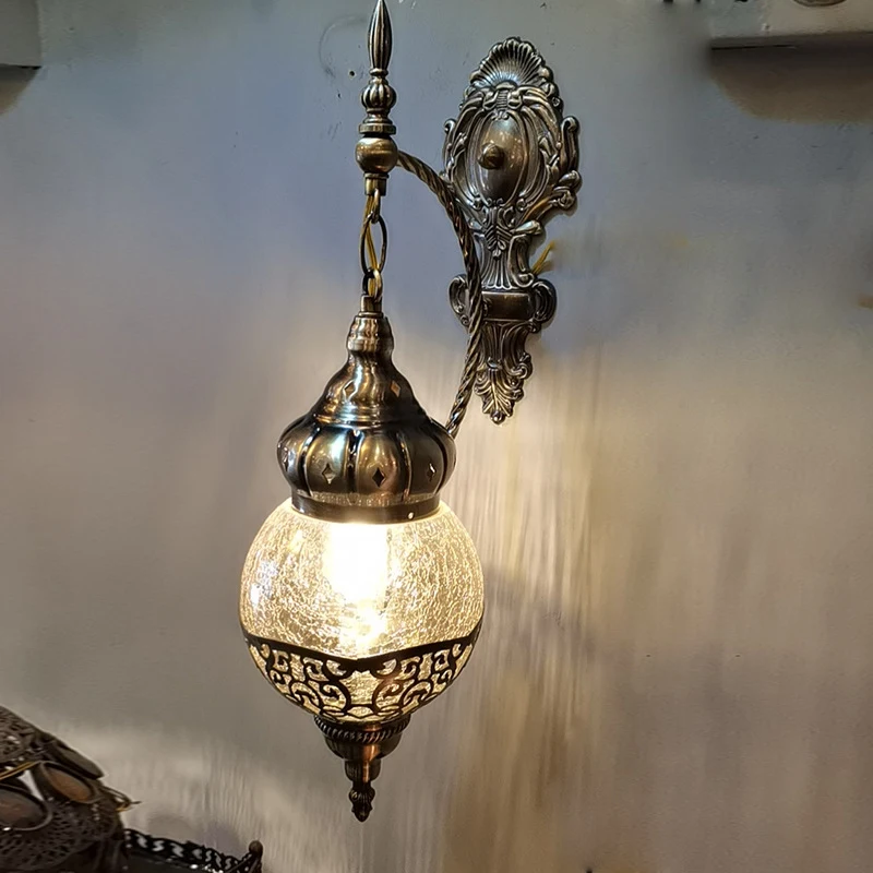 Holle smeedijzeren wandlamp voor slaapkamer en westers restaurant. Stijlvolle verlichting en uniek design voor een sfeervolle ambiance.