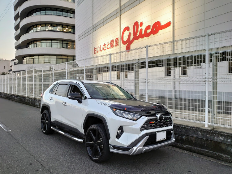 RAV4のRAV4乗りさんと繋がりたい・ピックアップ一度でも載ってみたい・医療従事者の皆さまに感謝・グリコ本社に関するカスタム事例の投稿画像1枚目