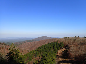 左に向かう縦走路（中央奥は高見山）