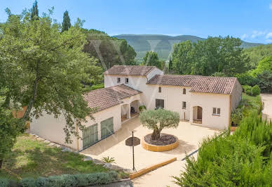 Villa with pool and garden 2