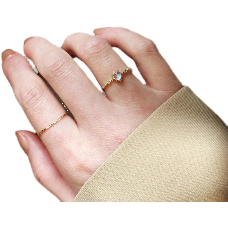 Anello da donna in argento sterling con pietra di luna e design speciale. Un gioiello femminile per un look elegante e raffinato.