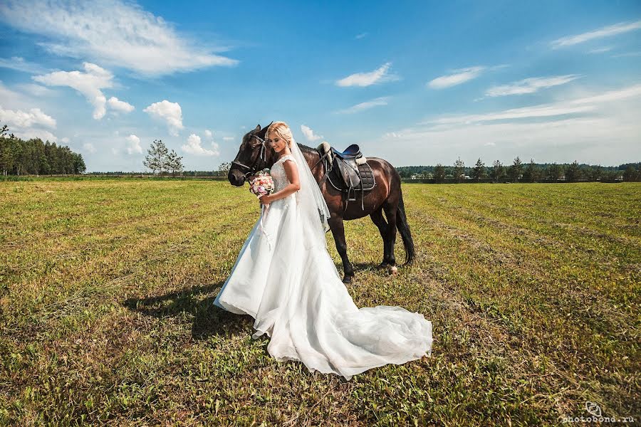 Fotógrafo de casamento Yuliya Medvedeva (photobond). Foto de 12 de outubro 2018