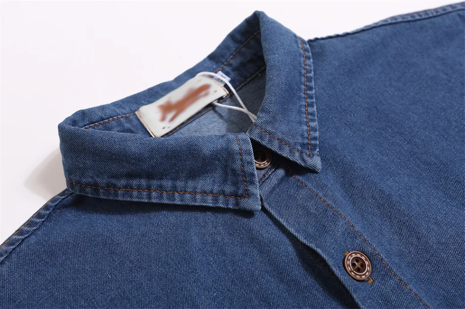 Camicia in denim a maniche corte con stampa a getto d'inchiostro sfumata per uomo. Comfort e stile casual per un look fresco e moderno.