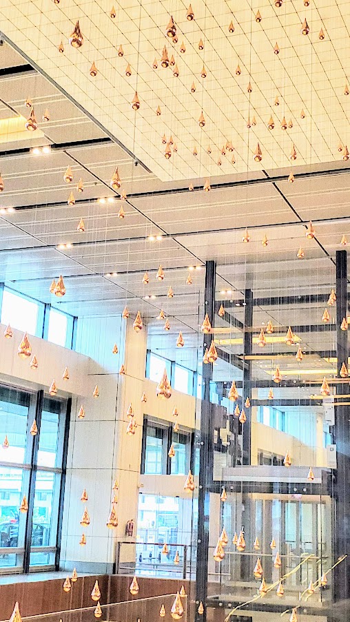 Visiting Changi Airport in Singapore: Kinetic Rain  in Terminal 1, a moving sculpture of 1,216 bronze droplets that move up and around to flow into different shapes.