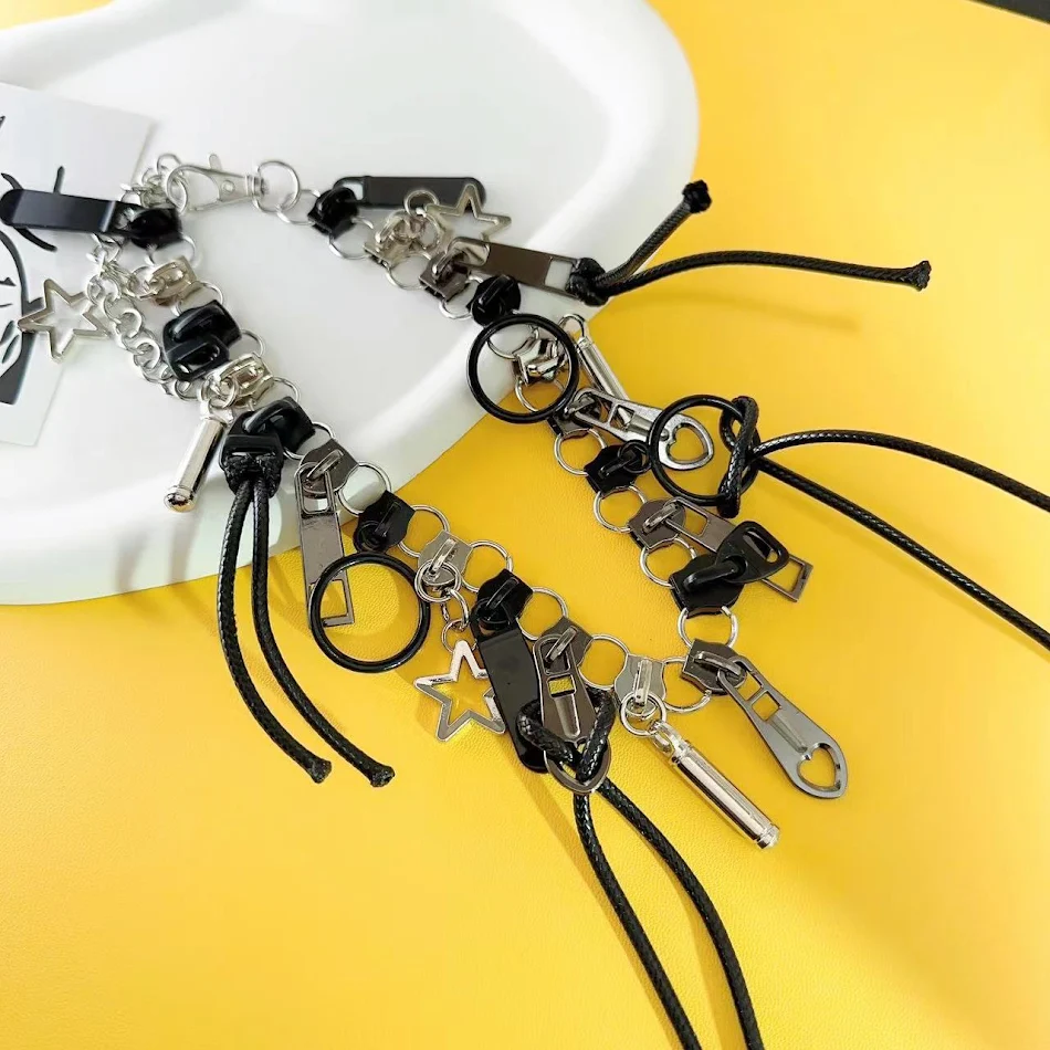 Collier femme avec plusieurs fermetures éclair, chaîne de clavicule tendance. Un bijou unique et élégant pour sublimer votre décolleté.