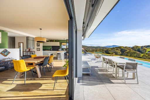 Maison contemporaine avec piscine et jardin 1