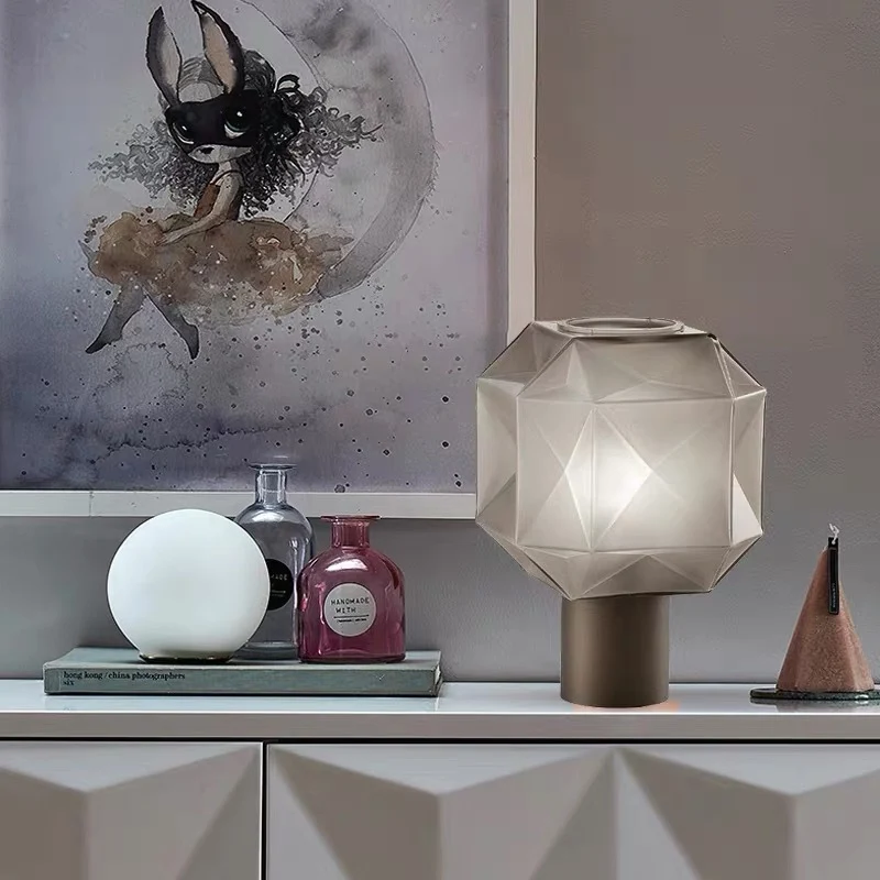 Kinderzimmer Nachttischlampe aus Glas, kunstvolle Beleuchtung für das Schlafzimmer, schafft eine beruhigende Atmosphäre.