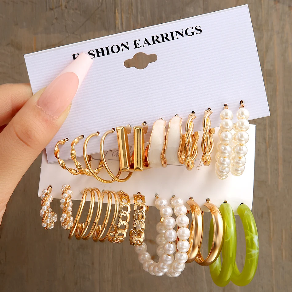 Ensemble de boucles d'oreilles géométriques rétro avec perles, un accessoire créatif pour un look vintage et sophistiqué au quotidien.