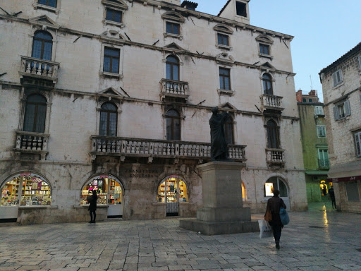 Statue of Marko Marulić