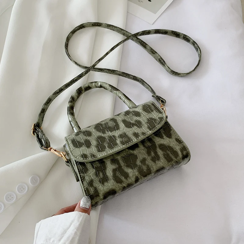 Title 1, Bolsa de ombro vintage com relevo de pedra. Sof...