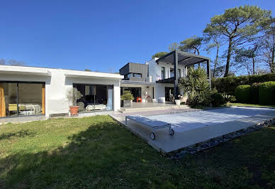 Maison avec piscine et jardin 11