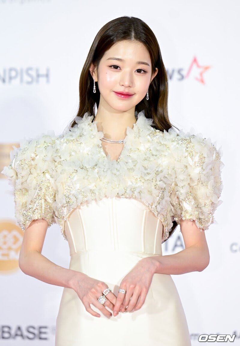 221213-IVE-Wonyoung-Asia-Artist-Awards-2022-Red-Carpet-documents-1 (1)