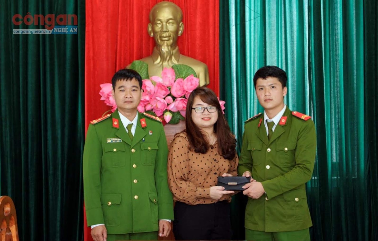 Tiểu đội Cảnh sát bảo vệ mục tiêu Kho bạc Nghệ An trả lại tài sản cho chị Nguyễn Hồng Thái