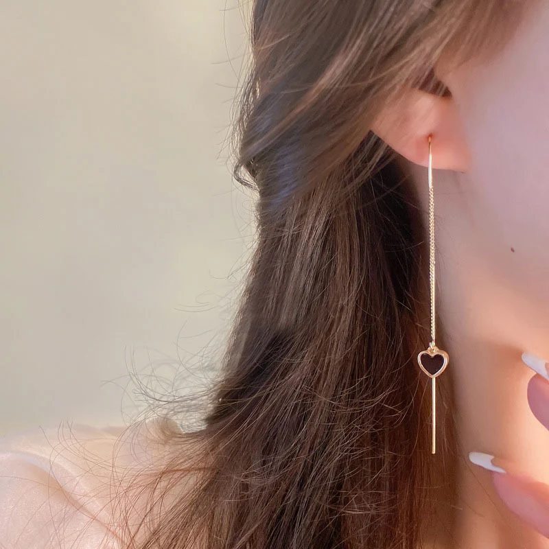 Dames oorbellen met een eenvoudige hartvorm, perfect voor dagelijks gebruik. Lichtgewicht en elegant, ideaal voor elke gelegenheid. Minimalistisch design.