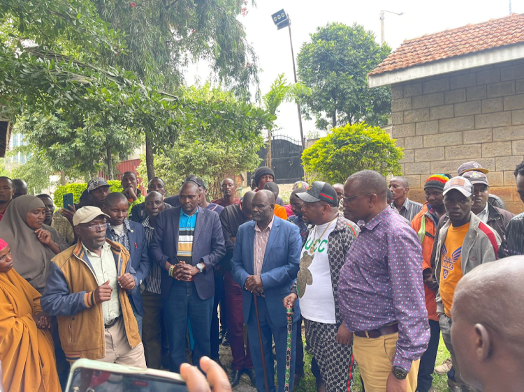 Former Nairobi Governor Mike Sonko with representatives of 400 families seeking compensation for their 94-acre Dupoto Darfur land along Mombasa Road.